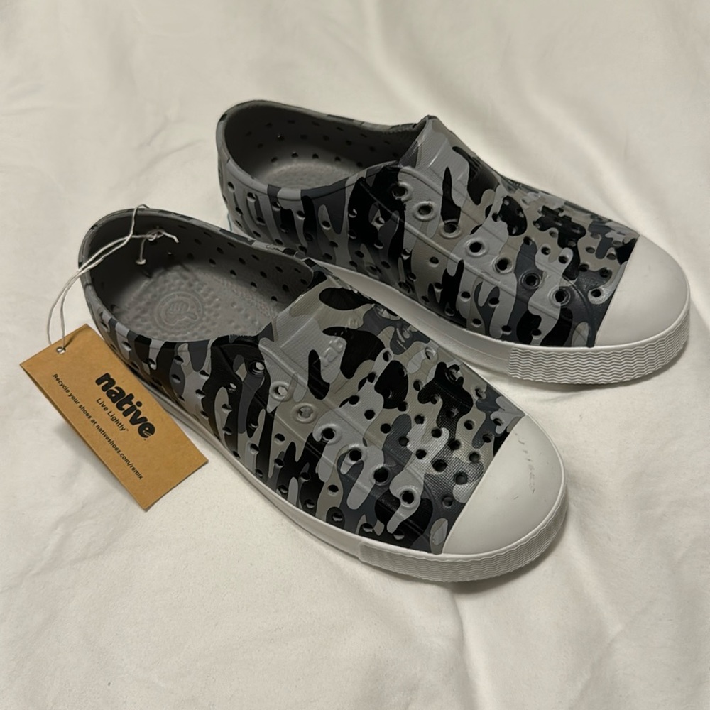 NWT Native Jefferson Print size c11 pigeon grey/ shell white/ mist camo